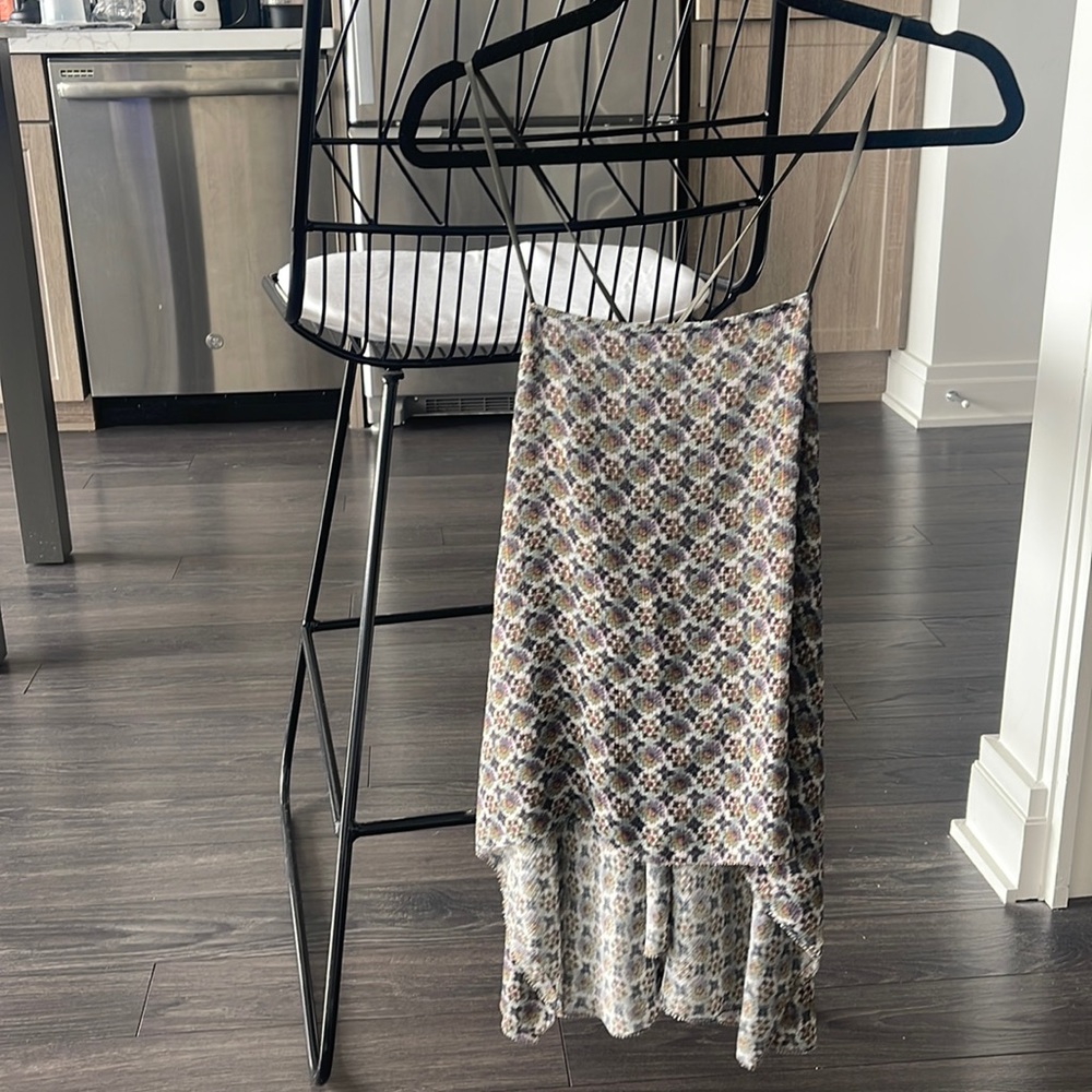 LIKE NEW Elizabeth and James flowy top
